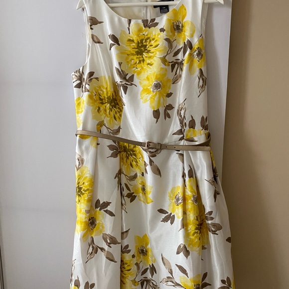 🌼Jessica Howard Designer Dress 👗14W with Gorgeous🌼Yellow Flowers. Like New 🌼 - Picture 3 of 16